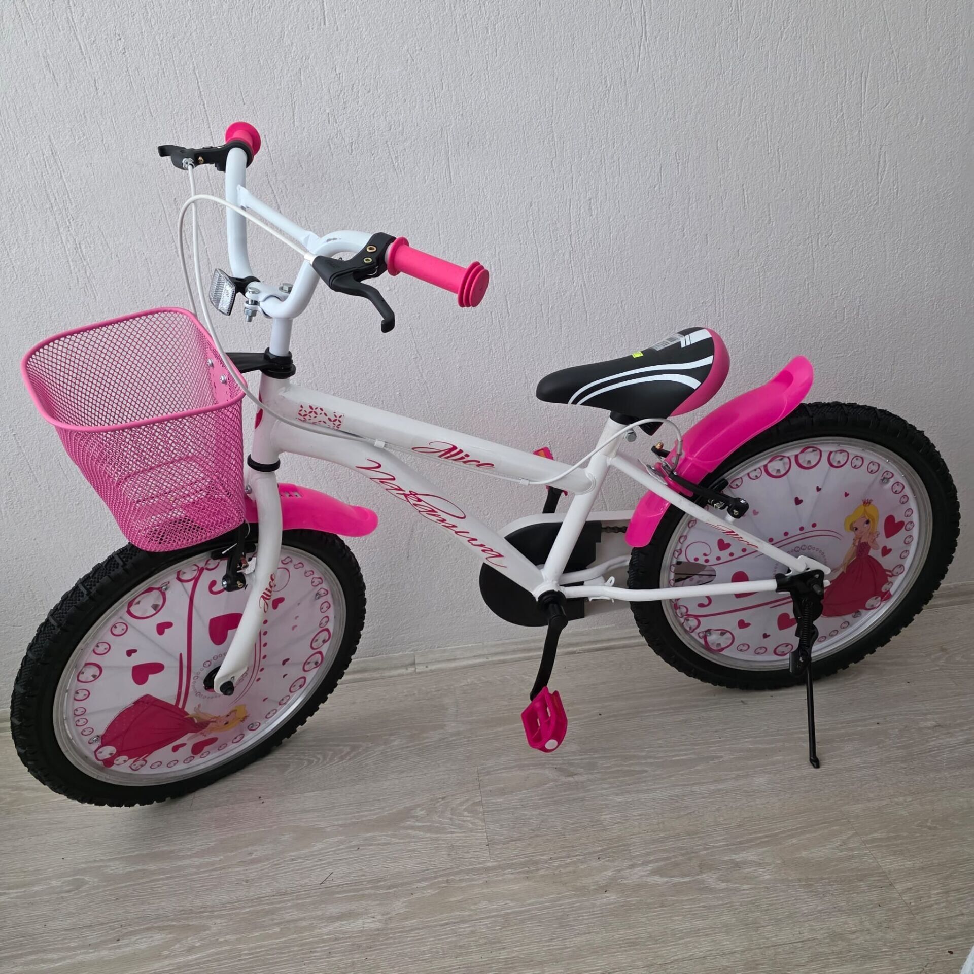 BELDERİA 20 JANT BOSS ANGEL BİSİKLET 1V VB BEYAZ PEMBE PLASTİK ÇAMURLUKLU